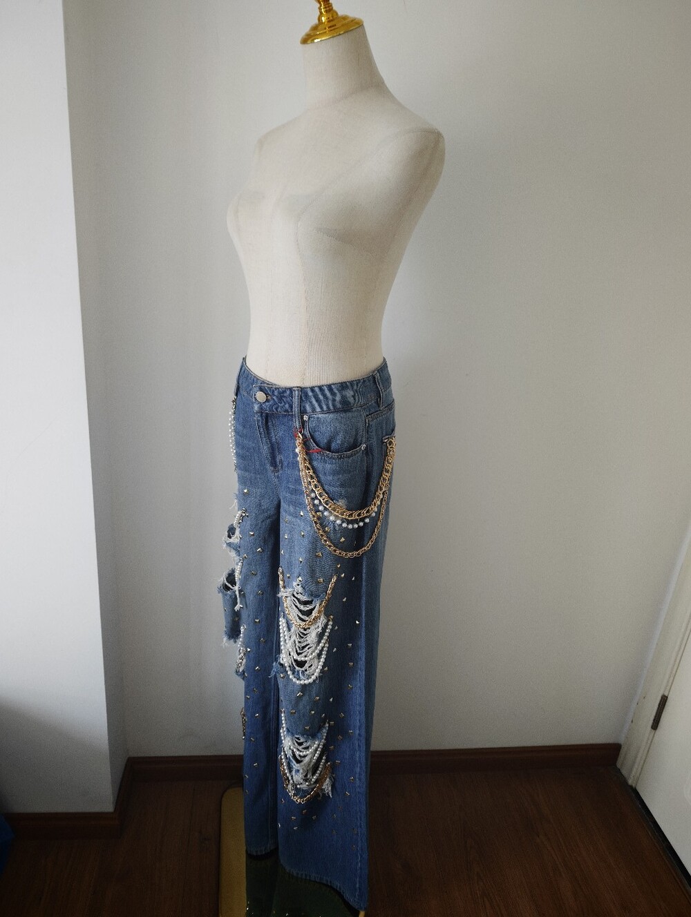 Alice + Olivia HARPER EMBELLISHED RIPPED JEAN - Picture 12 of 14